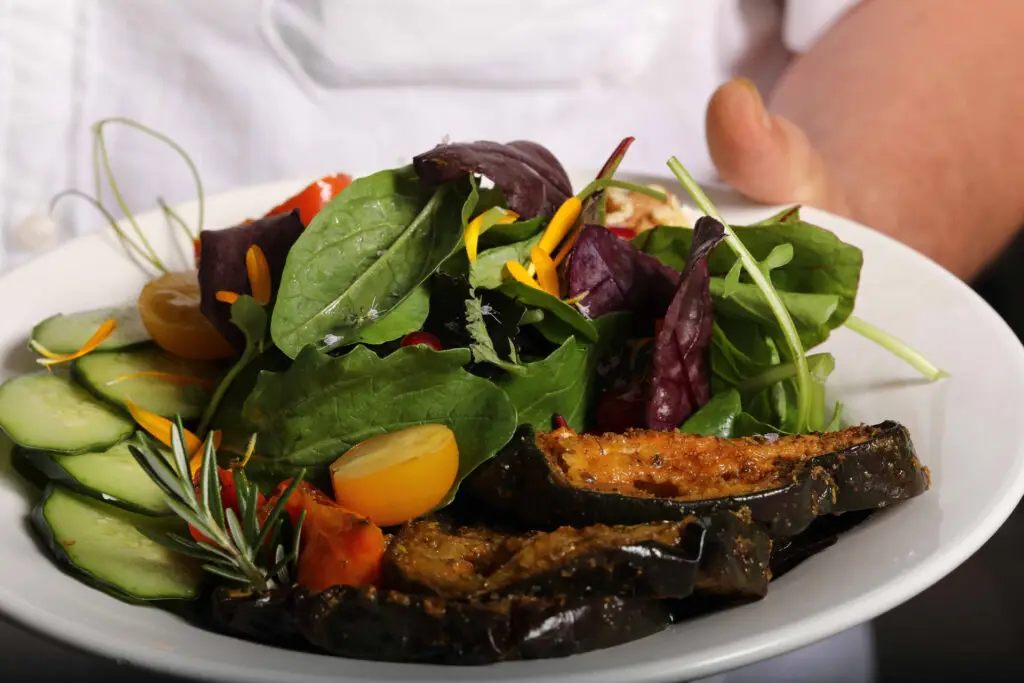 Teller mit Salat - gegrilltes Gemüse - angerichtet