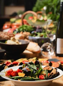 FoodCircle - Salatteller - Gedeckter Tisch im Hintergrund